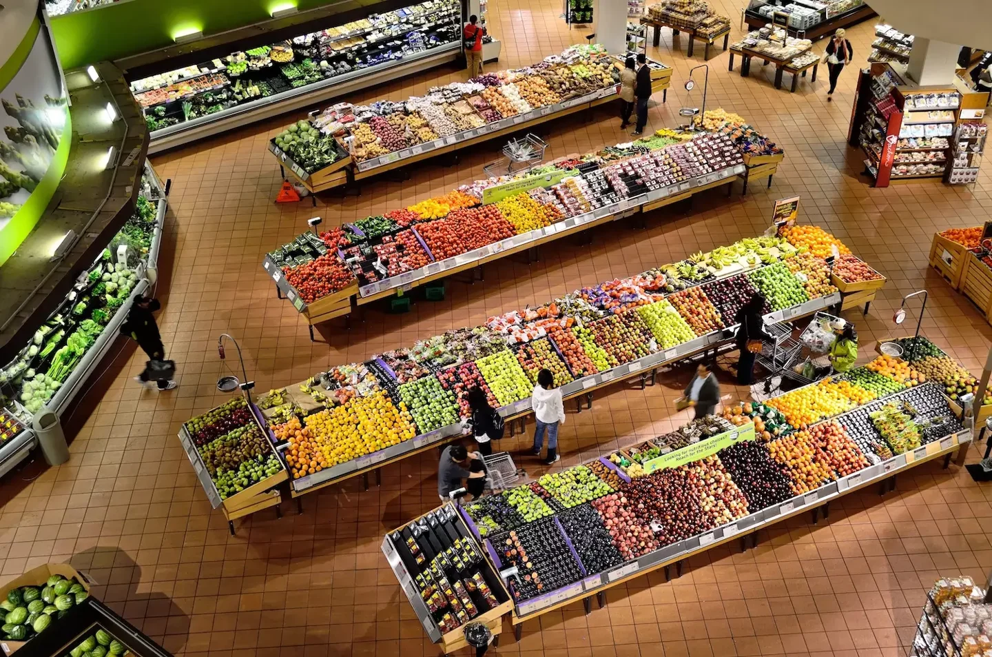 Vista general de un supermercado y sus áreas de alimentos